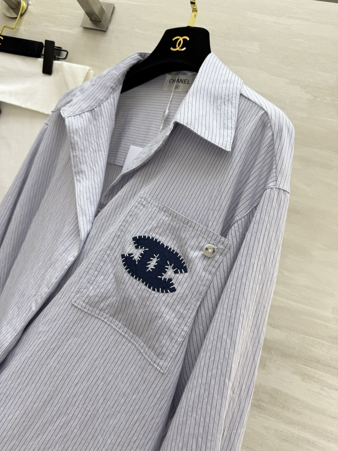 #Chane♡²⁶ss条纹衬衫｜把法式松弛感焊在身上 经典双C刺绣口袋 利落翻领 米白/浅蓝两色 都是不