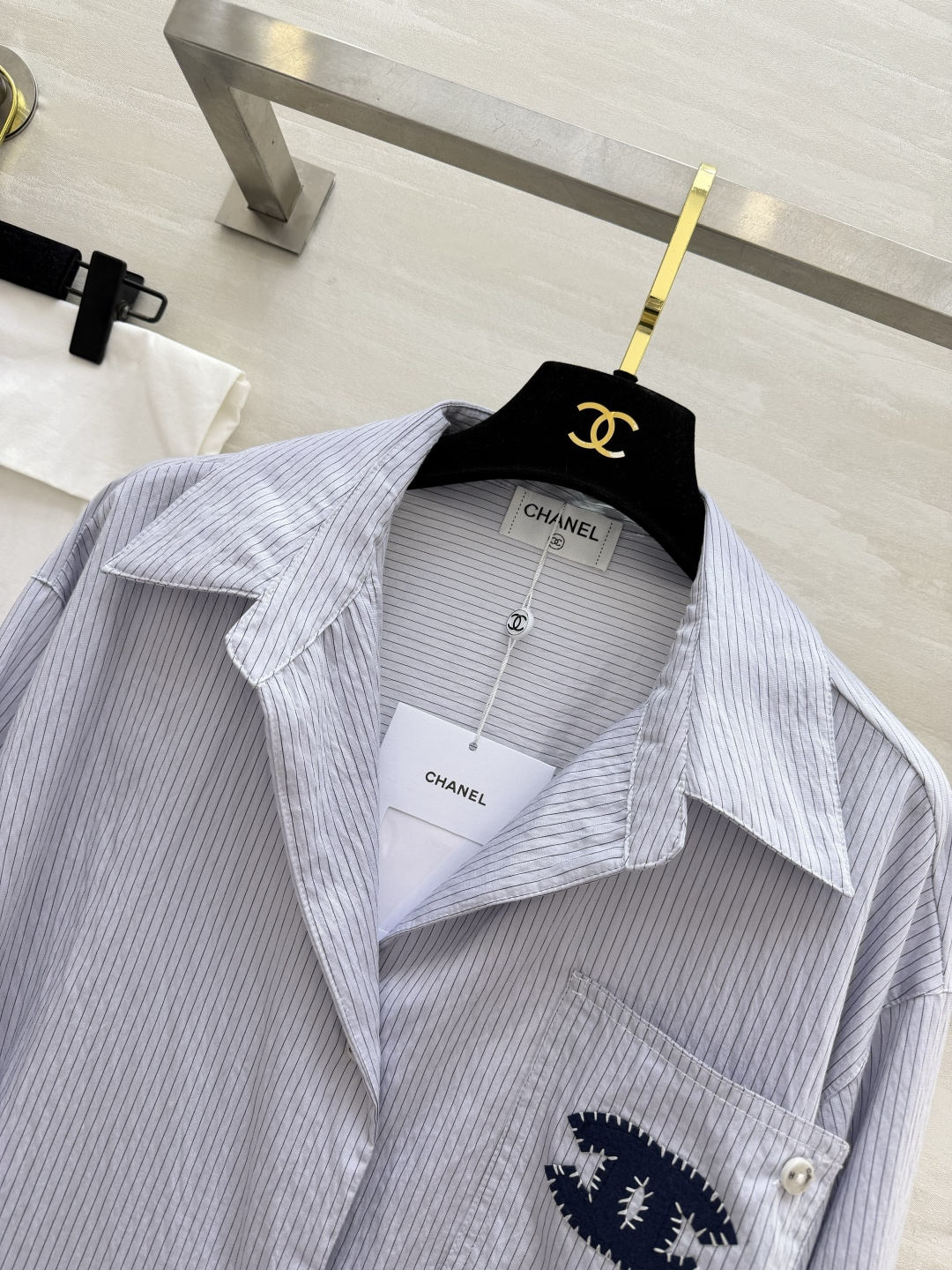 #Chane♡²⁶ss条纹衬衫｜把法式松弛感焊在身上 经典双C刺绣口袋 利落翻领 米白/浅蓝两色 都是不