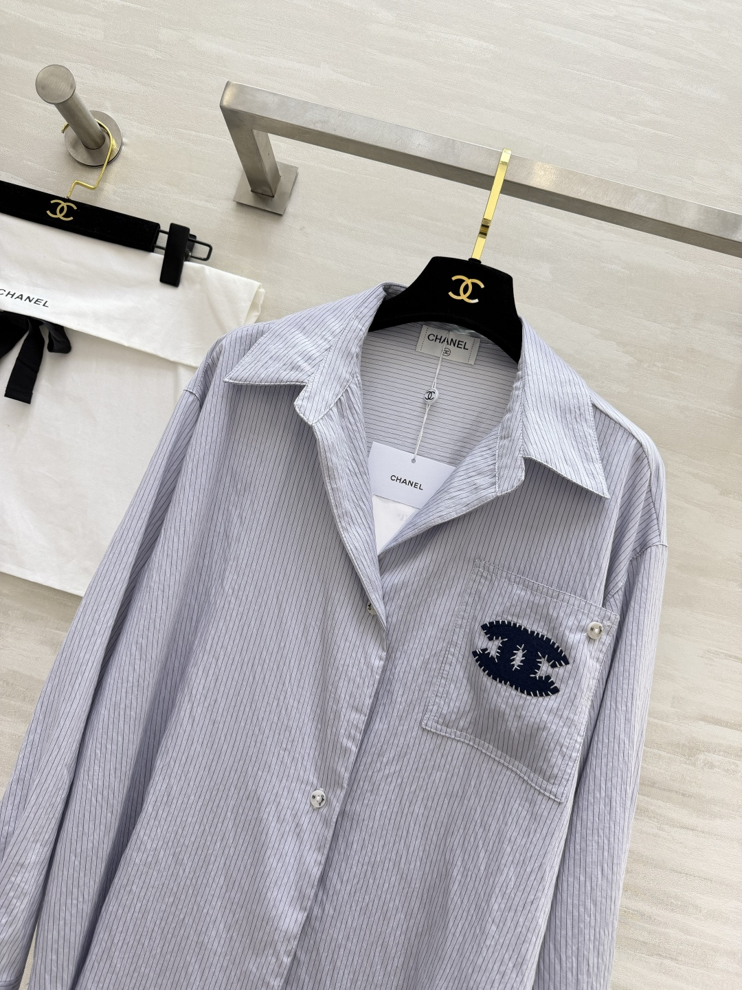#Chane♡²⁶ss条纹衬衫｜把法式松弛感焊在身上 经典双C刺绣口袋 利落翻领 米白/浅蓝两色 都是不