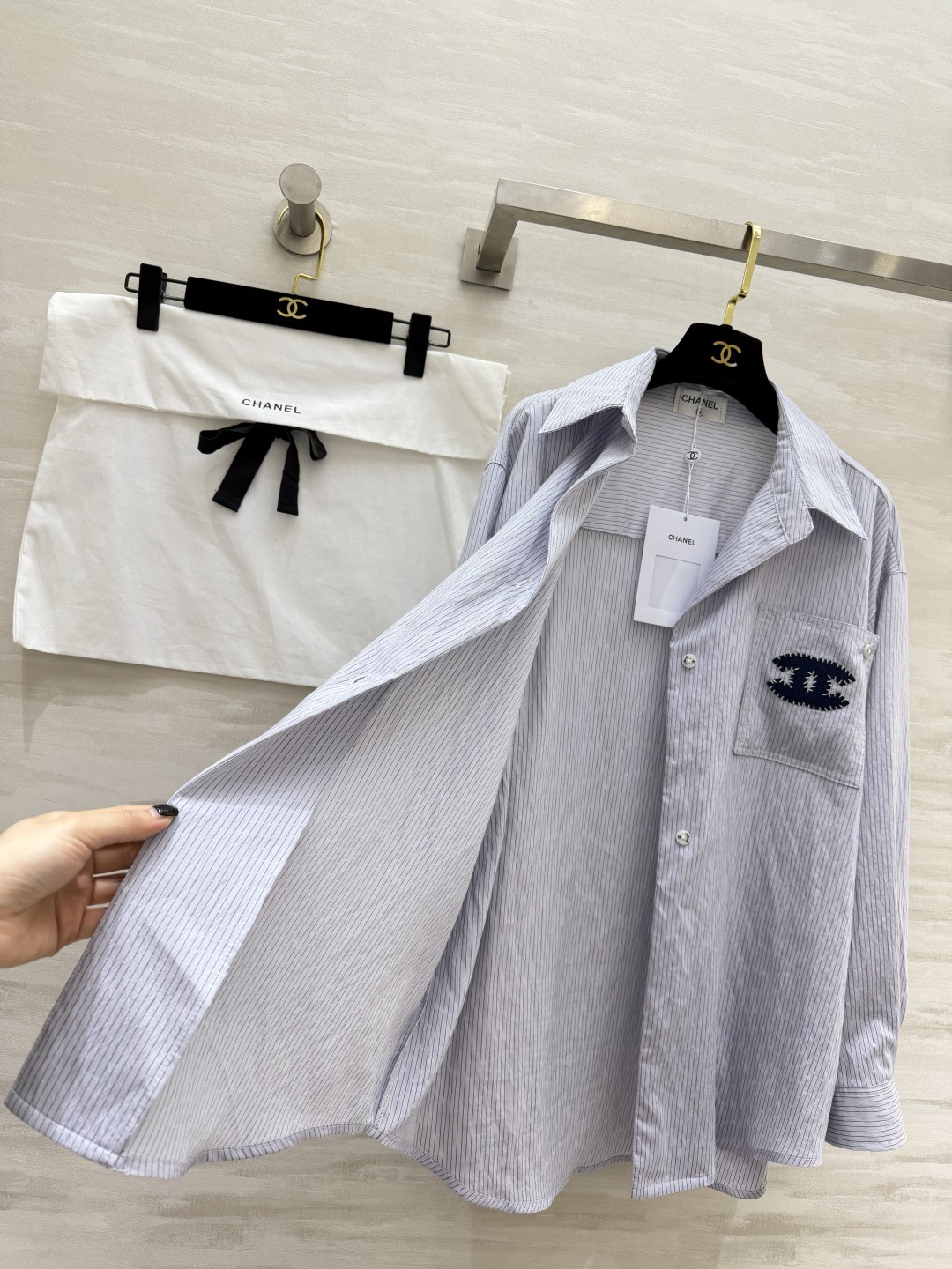 #Chane♡²⁶ss条纹衬衫｜把法式松弛感焊在身上 经典双C刺绣口袋 利落翻领 米白/浅蓝两色 都是不