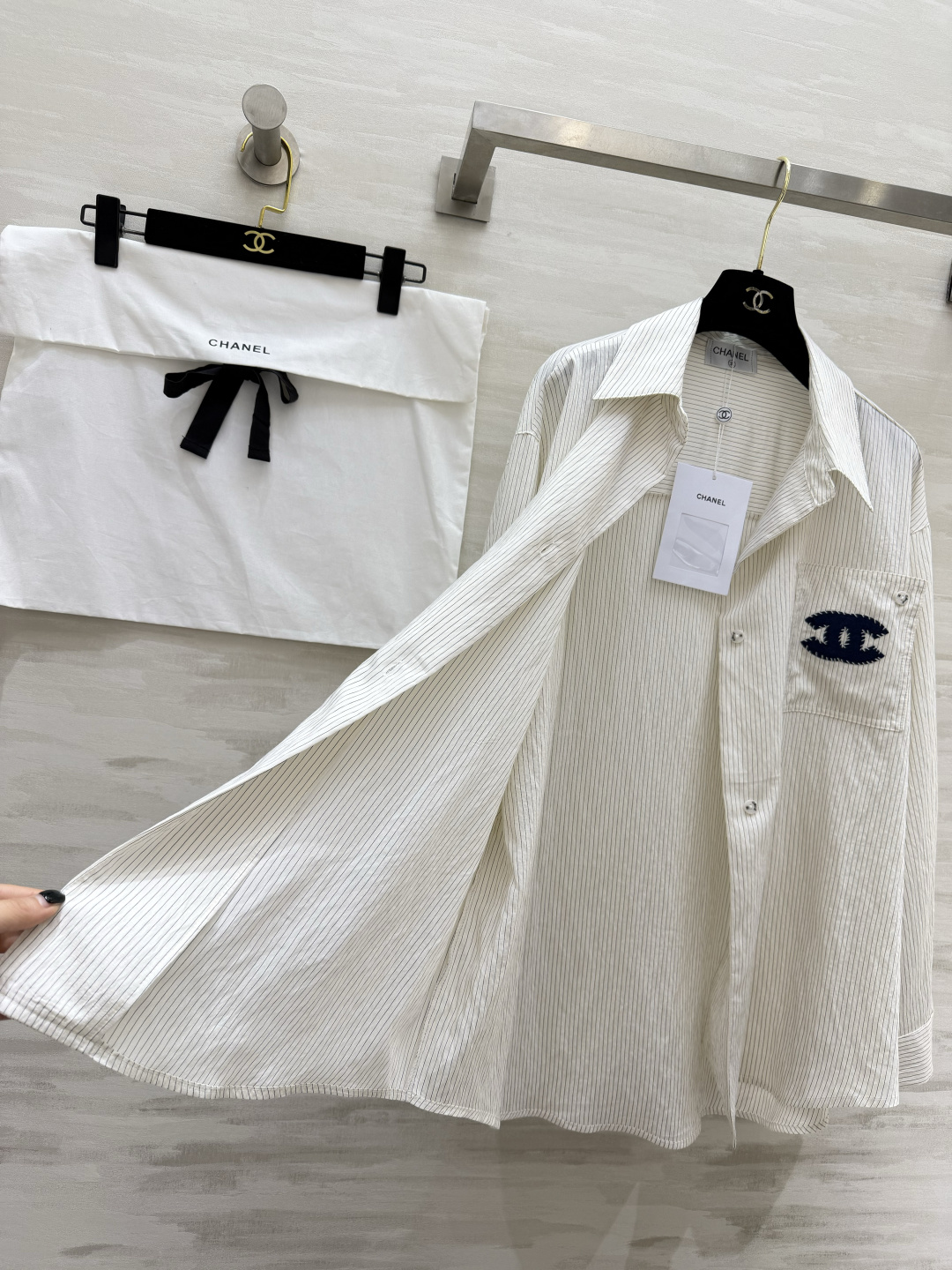 #Chane♡²⁶ss条纹衬衫｜把法式松弛感焊在身上 经典双C刺绣口袋 利落翻领 米白/浅蓝两色 都是不