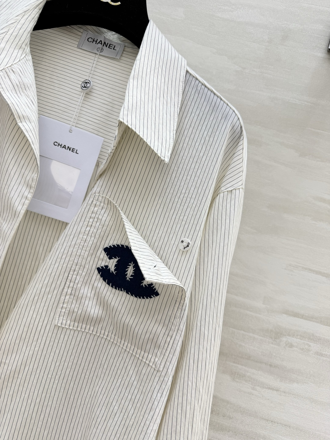 #Chane♡²⁶ss条纹衬衫｜把法式松弛感焊在身上 经典双C刺绣口袋 利落翻领 米白/浅蓝两色 都是不