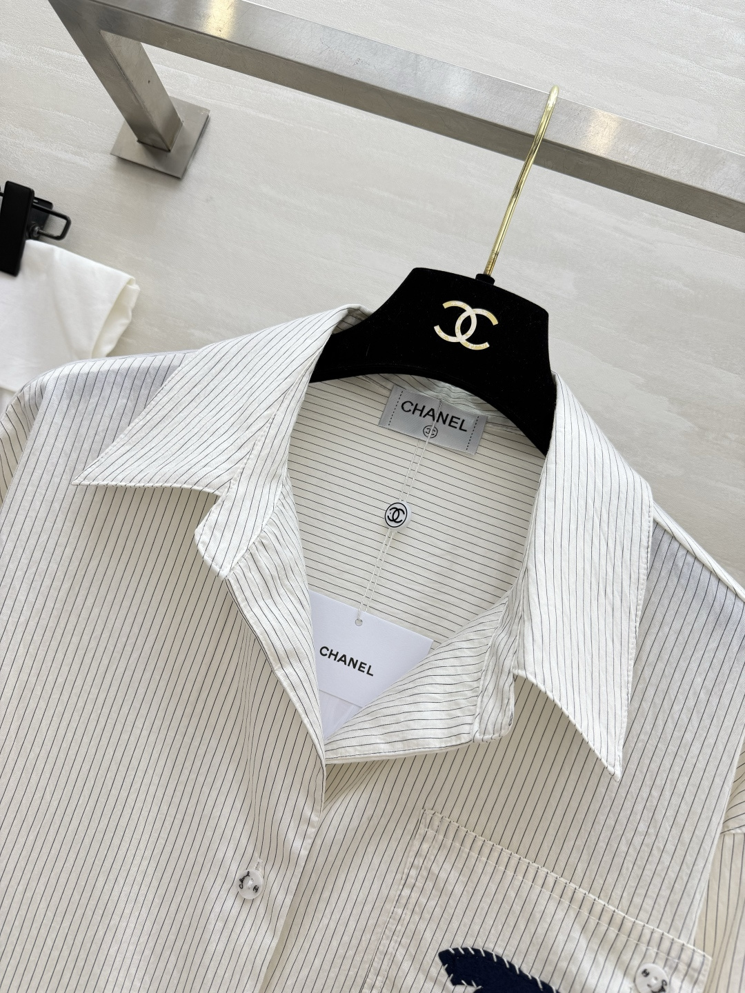 #Chane♡²⁶ss条纹衬衫｜把法式松弛感焊在身上 经典双C刺绣口袋 利落翻领 米白/浅蓝两色 都是不