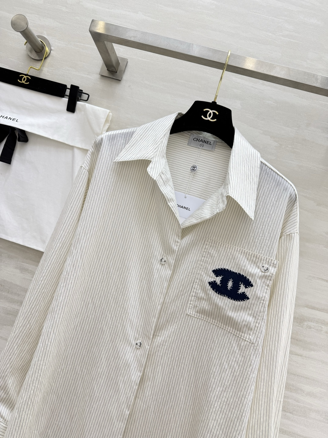 #Chane♡²⁶ss条纹衬衫｜把法式松弛感焊在身上 经典双C刺绣口袋 利落翻领 米白/浅蓝两色 都是不