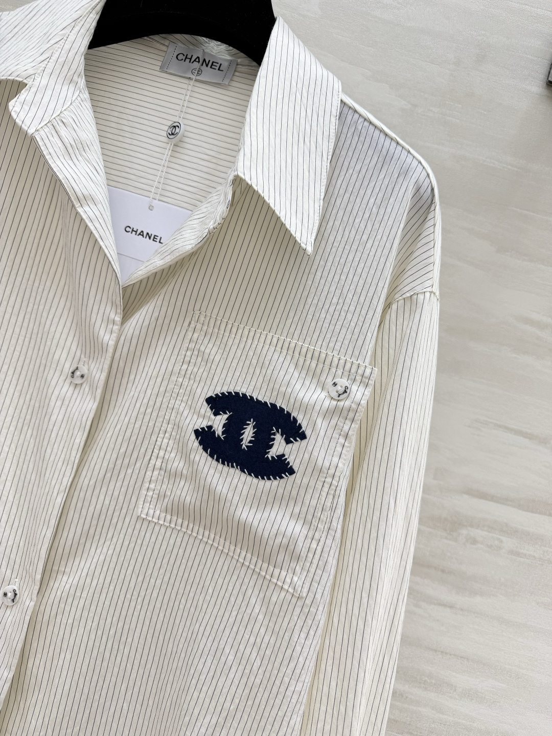 #Chane♡²⁶ss条纹衬衫｜把法式松弛感焊在身上 经典双C刺绣口袋 利落翻领 米白/浅蓝两色 都是不