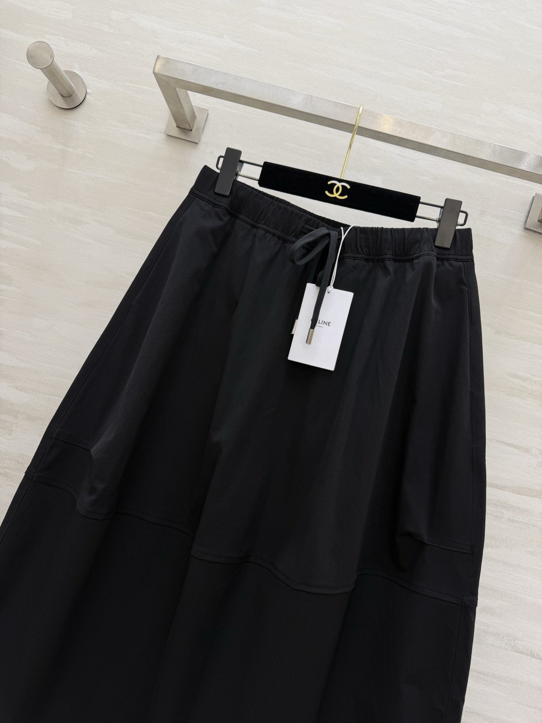 #Celin♡²⁶极简主义｜高级感A字半身裙 利落剪裁上身自带高级感 松紧腰设计 兼顾舒适与美观 白色干