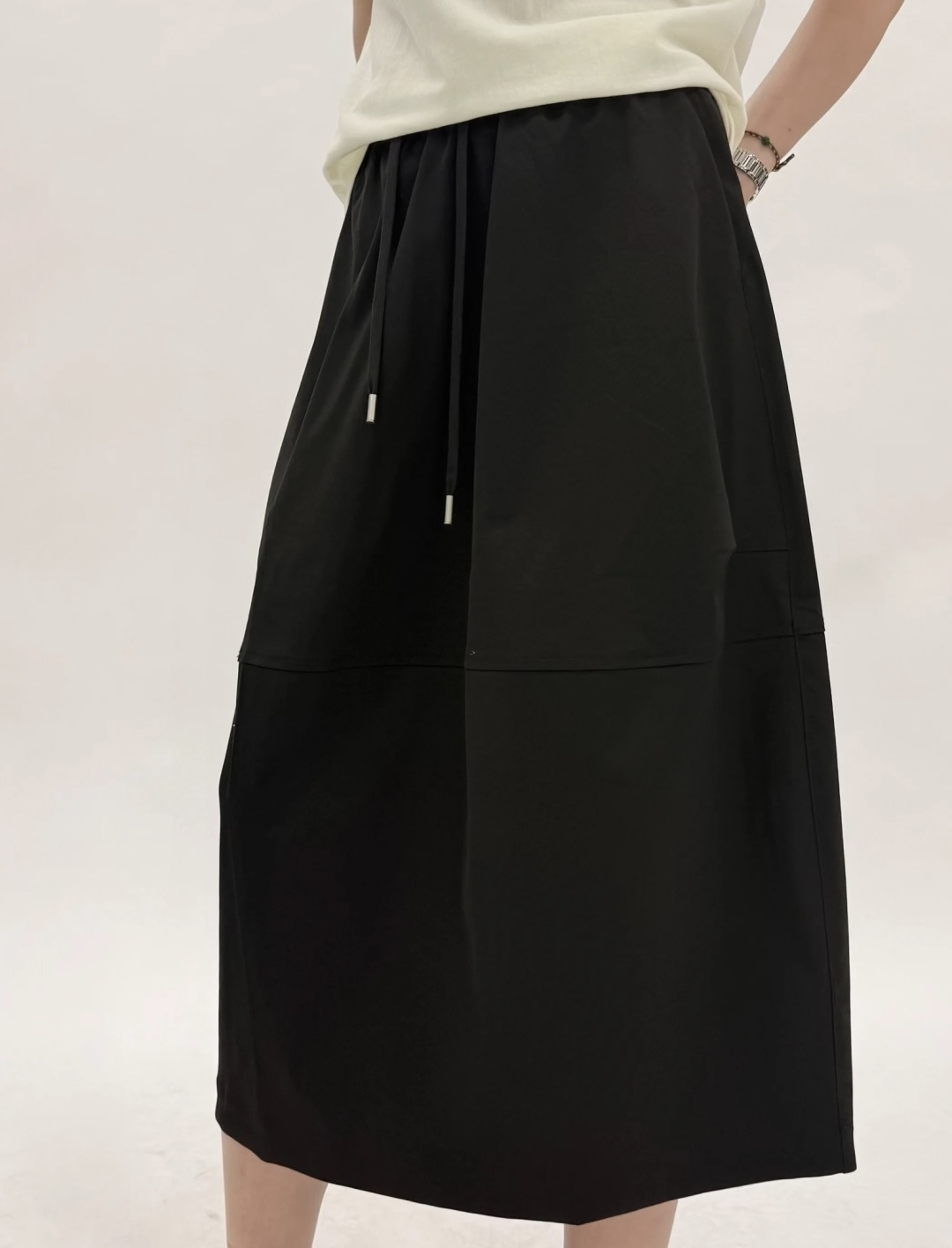 #Celin♡²⁶极简主义｜高级感A字半身裙 利落剪裁上身自带高级感 松紧腰设计 兼顾舒适与美观 白色干