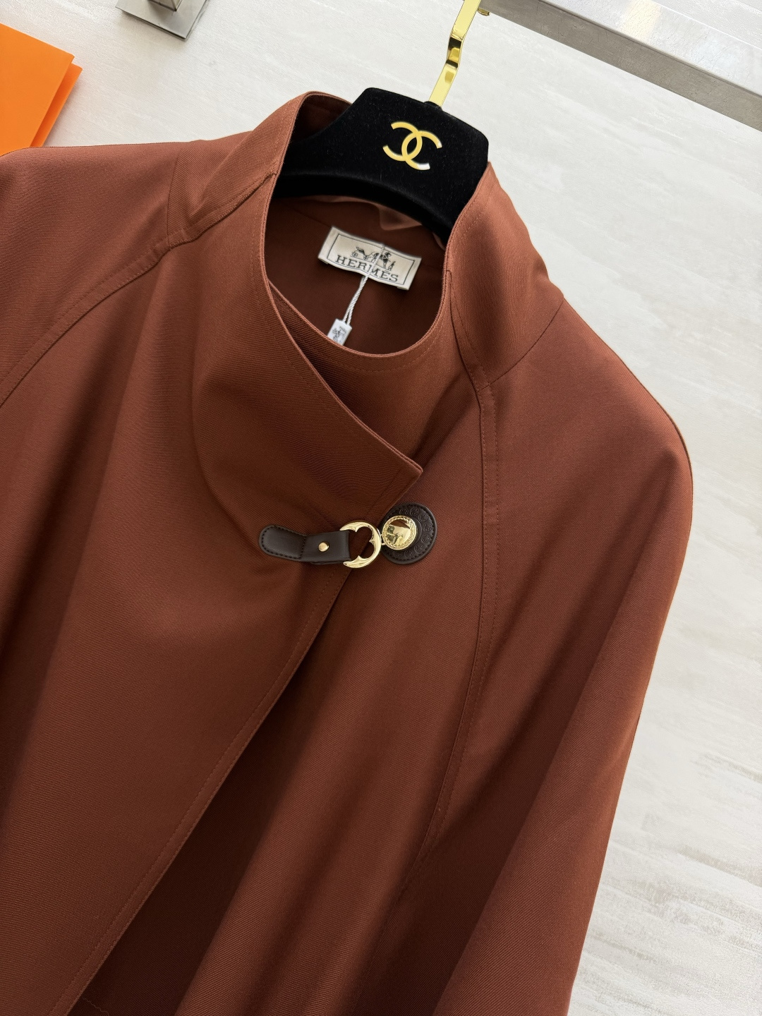#Herme♡²⁶立领风衣 极简立领 金属扣设计 自带高级气场 灰调清冷/焦糖复古 两种风格一键切换！腰
