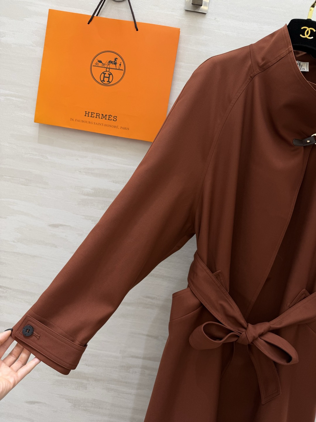 #Herme♡²⁶立领风衣 极简立领 金属扣设计 自带高级气场 灰调清冷/焦糖复古 两种风格一键切换！腰