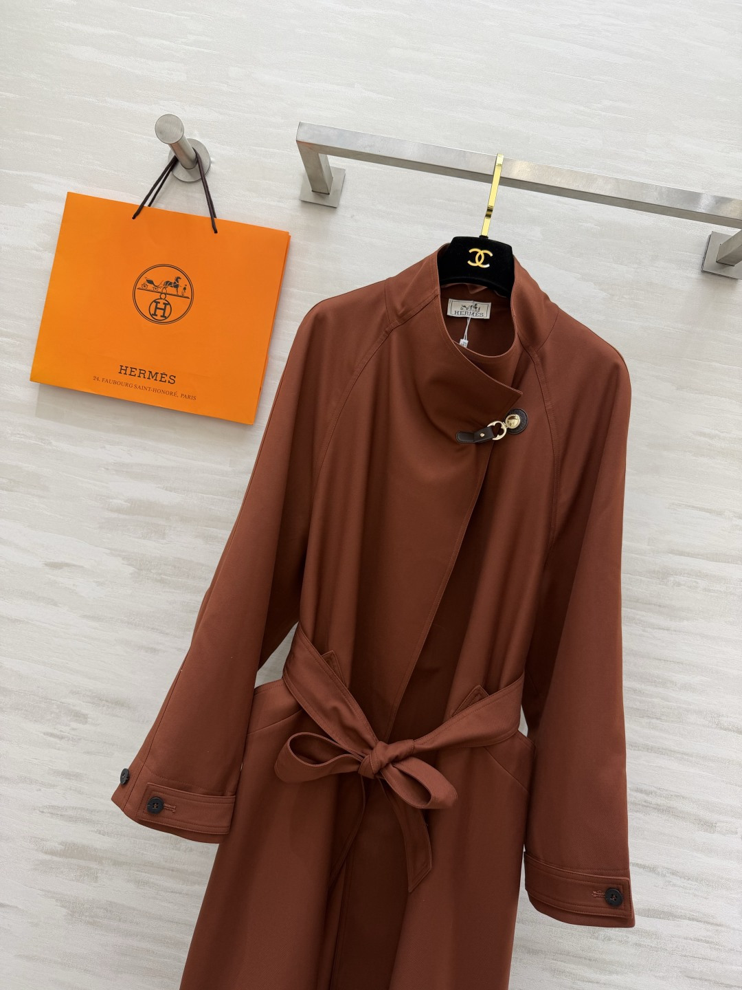 #Herme♡²⁶立领风衣 极简立领 金属扣设计 自带高级气场 灰调清冷/焦糖复古 两种风格一键切换！腰