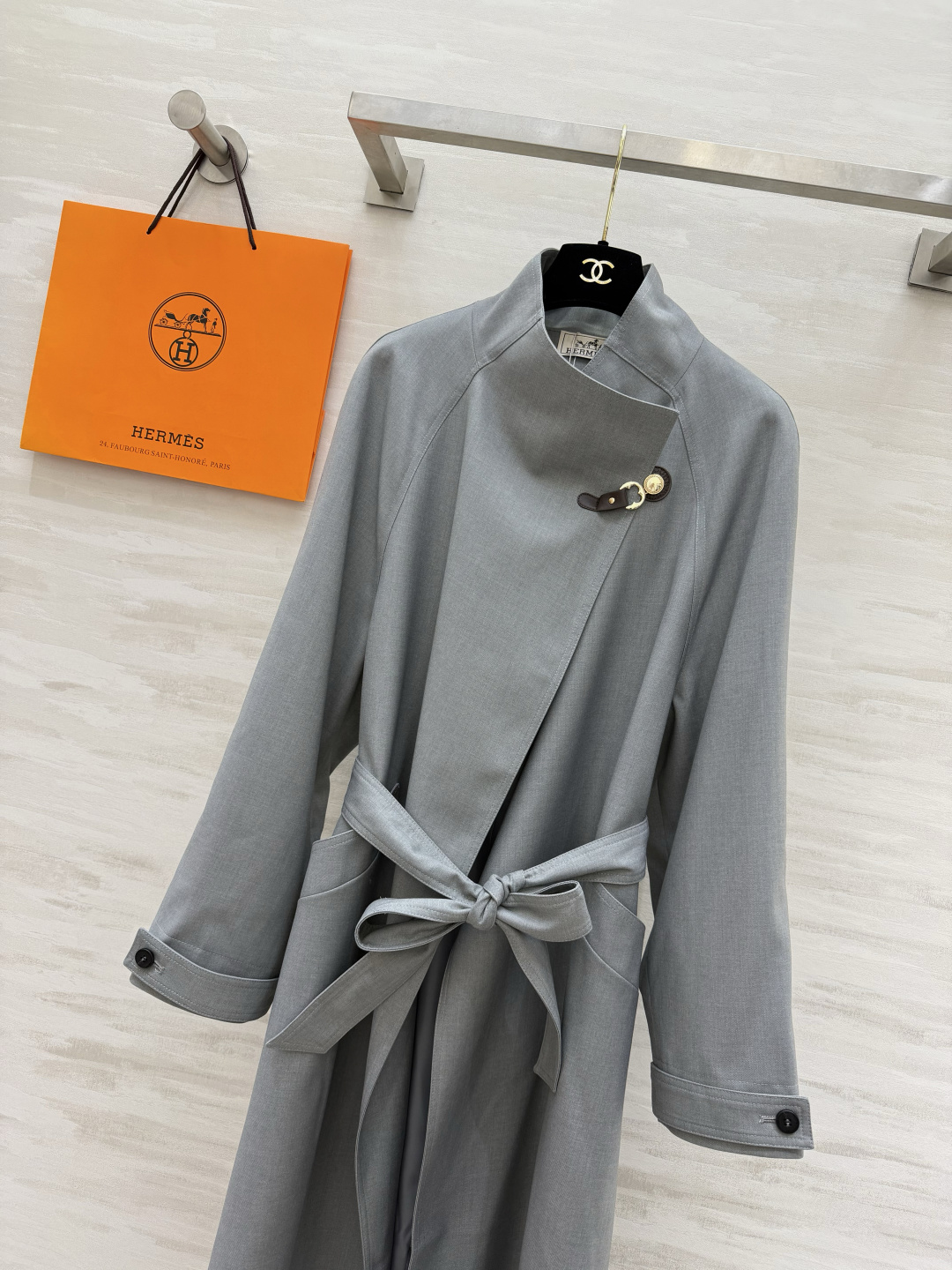 #Herme♡²⁶立领风衣 极简立领 金属扣设计 自带高级气场 灰调清冷/焦糖复古 两种风格一键切换！腰