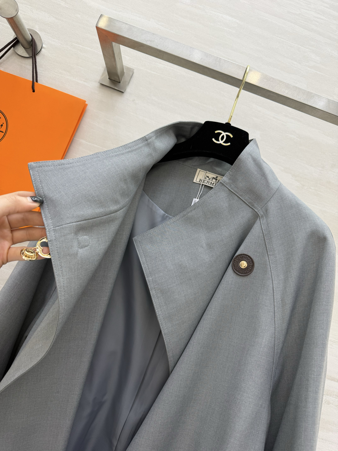 #Herme♡²⁶立领风衣 极简立领 金属扣设计 自带高级气场 灰调清冷/焦糖复古 两种风格一键切换！腰