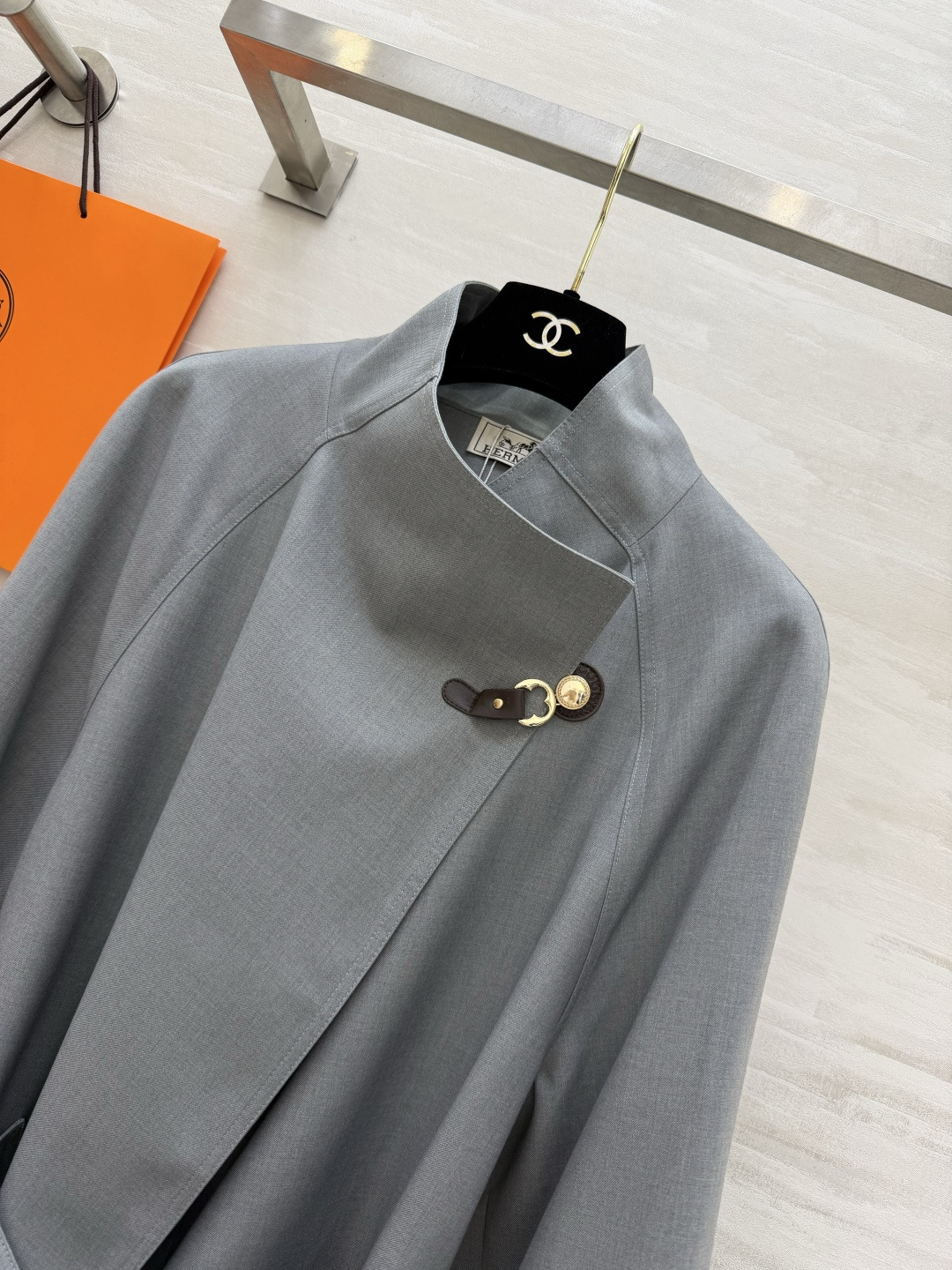 #Herme♡²⁶立领风衣 极简立领 金属扣设计 自带高级气场 灰调清冷/焦糖复古 两种风格一键切换！腰