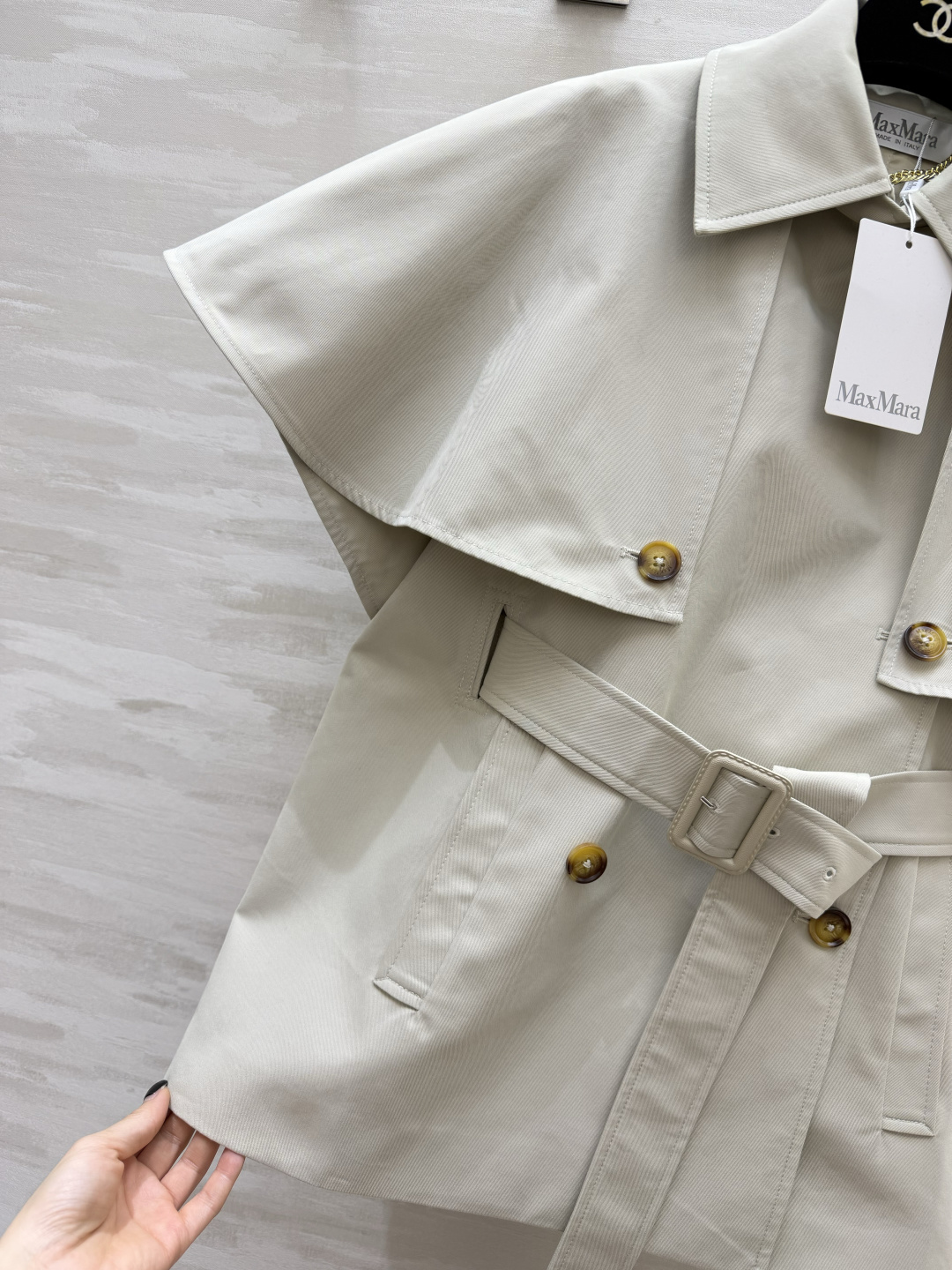 #MaxMar♡²⁶斗篷式风衣｜ 经典卡其色 斗篷式廓形 自带法式慵懒氛围感 双排扣大翻领设计 复古又大