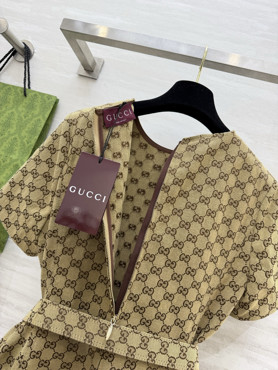 #Gucc♡²⁶老花收腰连衣裙 把复古贵气焊在身上经典双G满印老花 把品牌DNA直接刻在身上！圆领短袖设