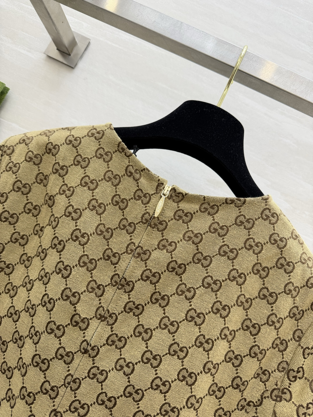 #Gucc♡²⁶老花收腰连衣裙 把复古贵气焊在身上经典双G满印老花 把品牌DNA直接刻在身上！圆领短袖设