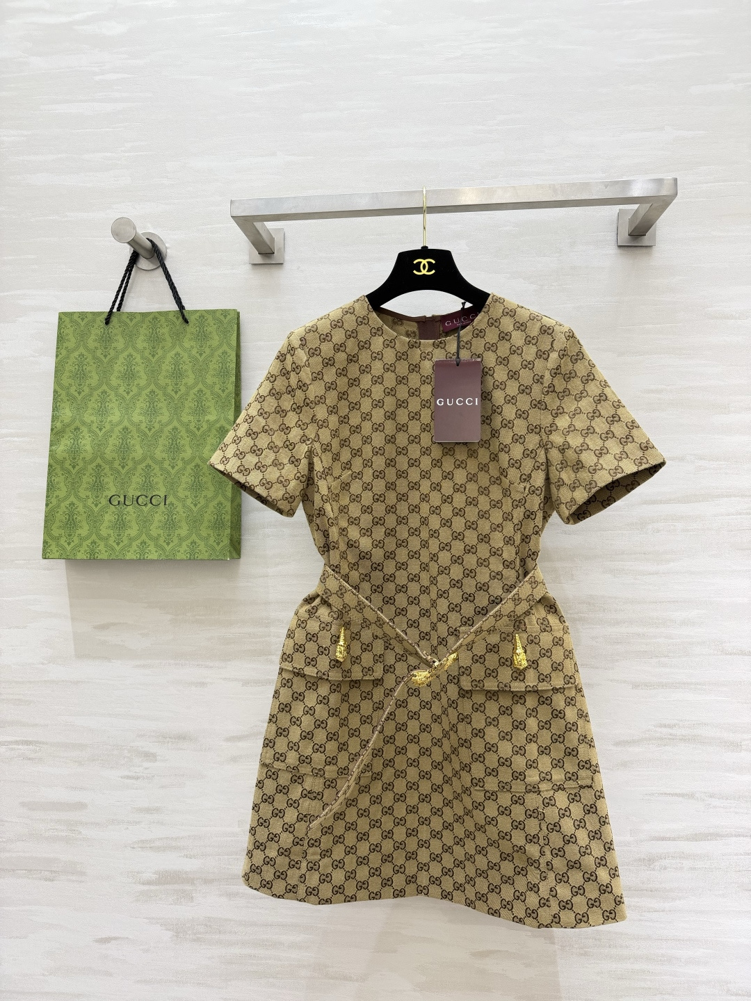 #Gucc♡²⁶老花收腰连衣裙 把复古贵气焊在身上经典双G满印老花 把品牌DNA直接刻在身上！圆领短袖设