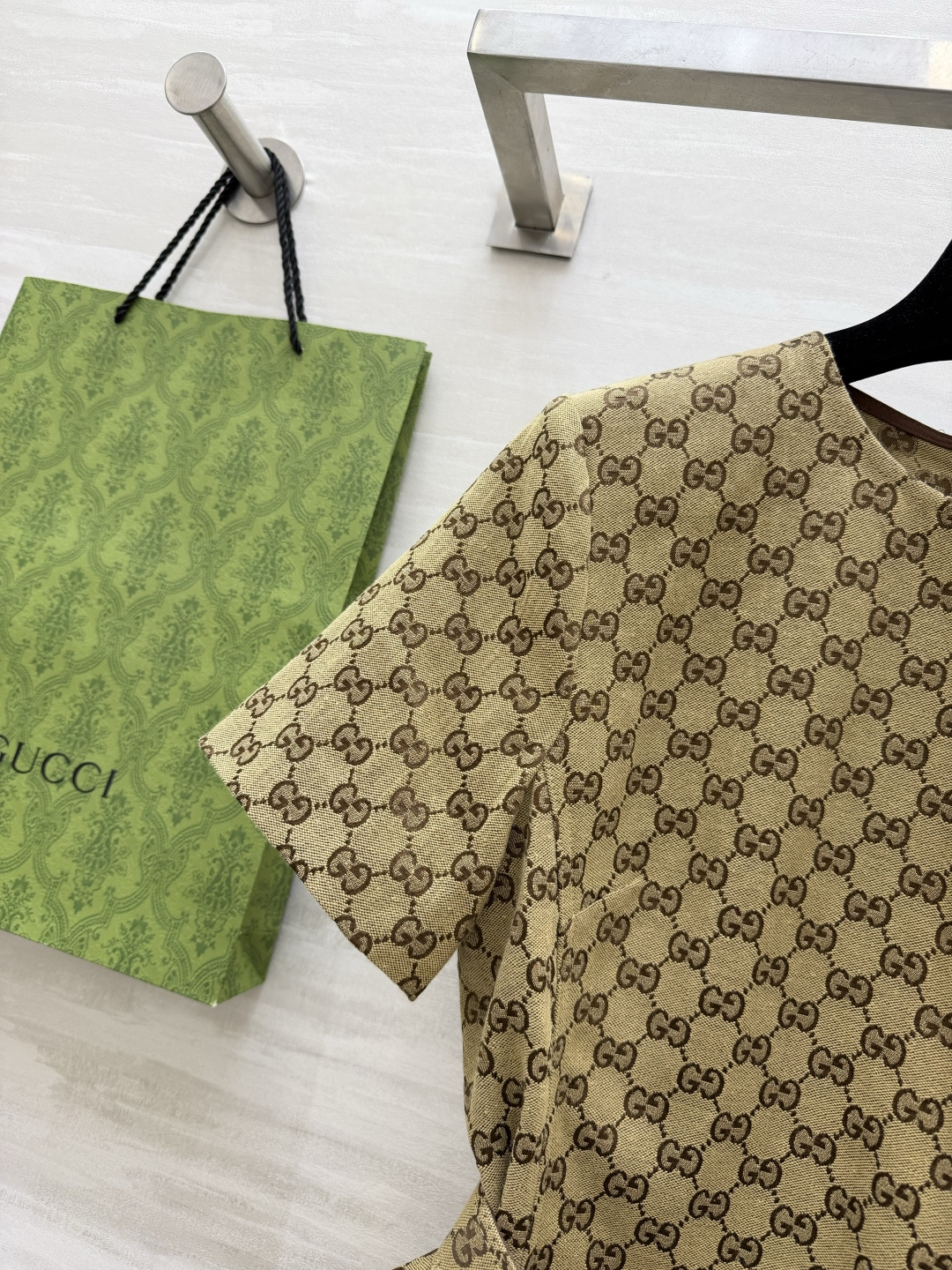 #Gucc♡²⁶老花收腰连衣裙 把复古贵气焊在身上经典双G满印老花 把品牌DNA直接刻在身上！圆领短袖设