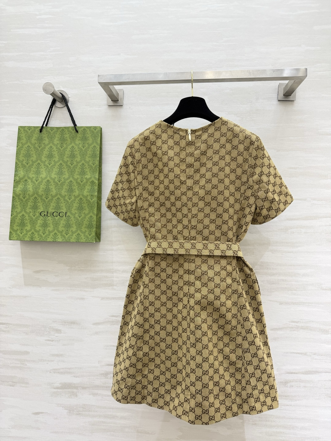 #Gucc♡²⁶老花收腰连衣裙 把复古贵气焊在身上经典双G满印老花 把品牌DNA直接刻在身上！圆领短袖设