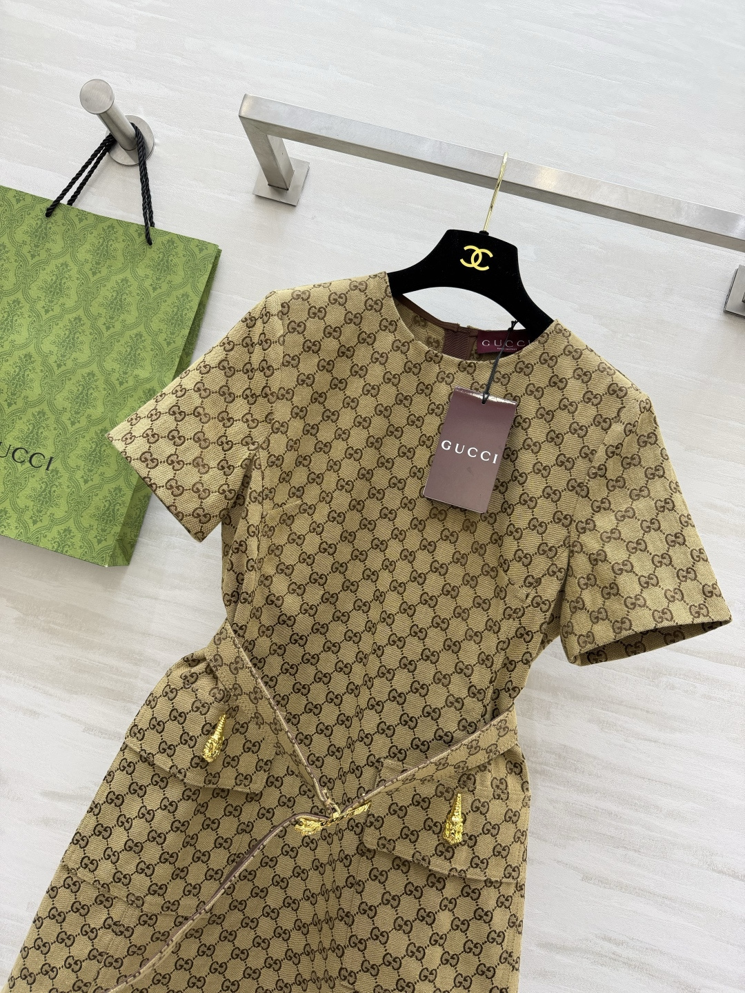 #Gucc♡²⁶老花收腰连衣裙 把复古贵气焊在身上经典双G满印老花 把品牌DNA直接刻在身上！圆领短袖设