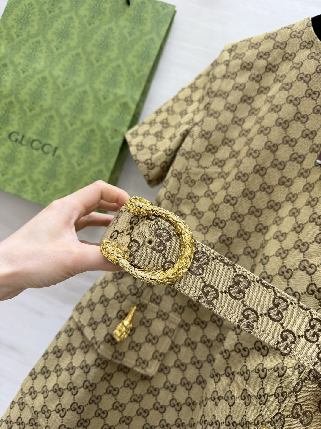 #Gucc♡²⁶老花收腰连衣裙 把复古贵气焊在身上经典双G满印老花 把品牌DNA直接刻在身上！圆领短袖设