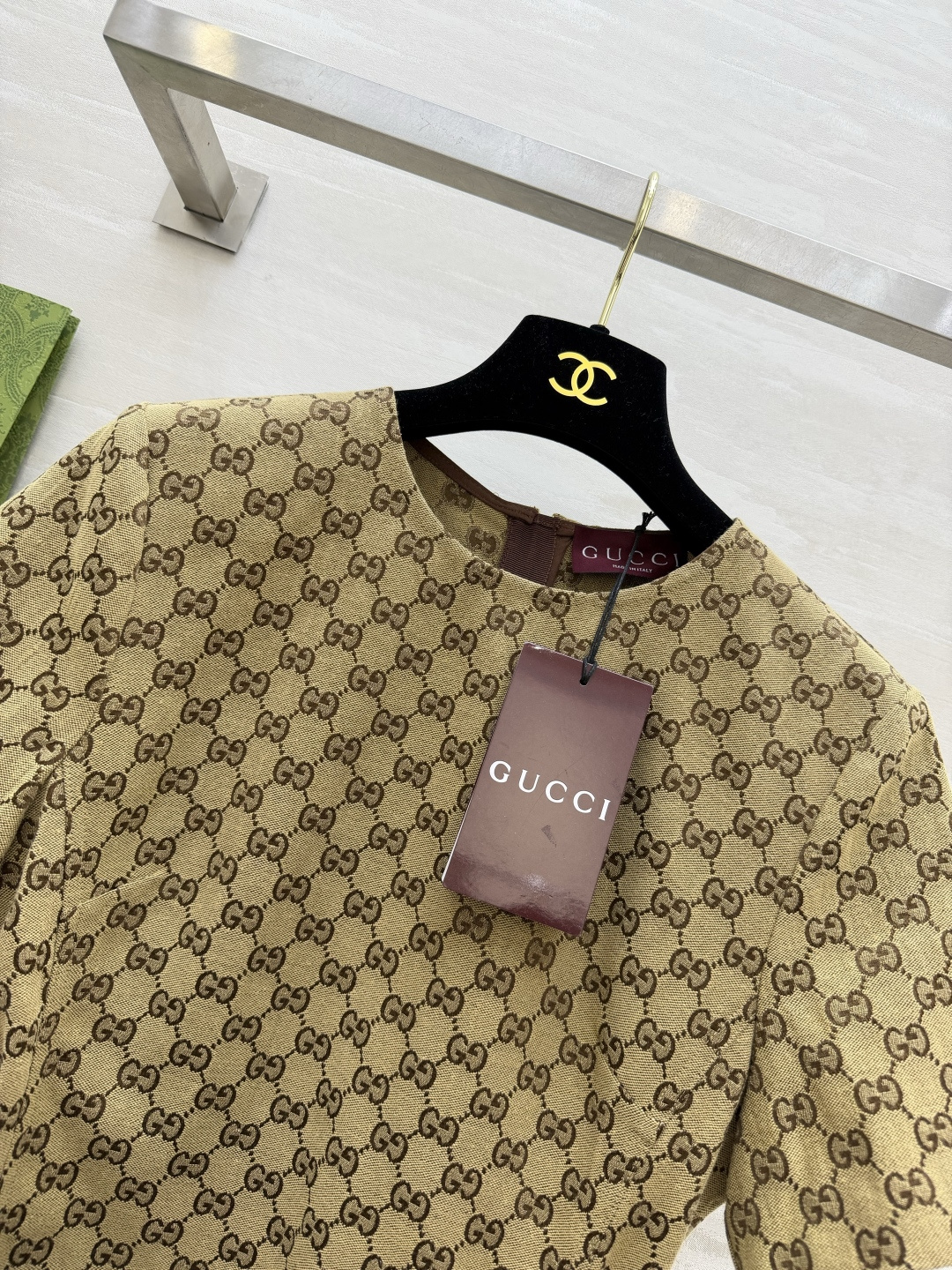 #Gucc♡²⁶老花收腰连衣裙 把复古贵气焊在身上经典双G满印老花 把品牌DNA直接刻在身上！圆领短袖设