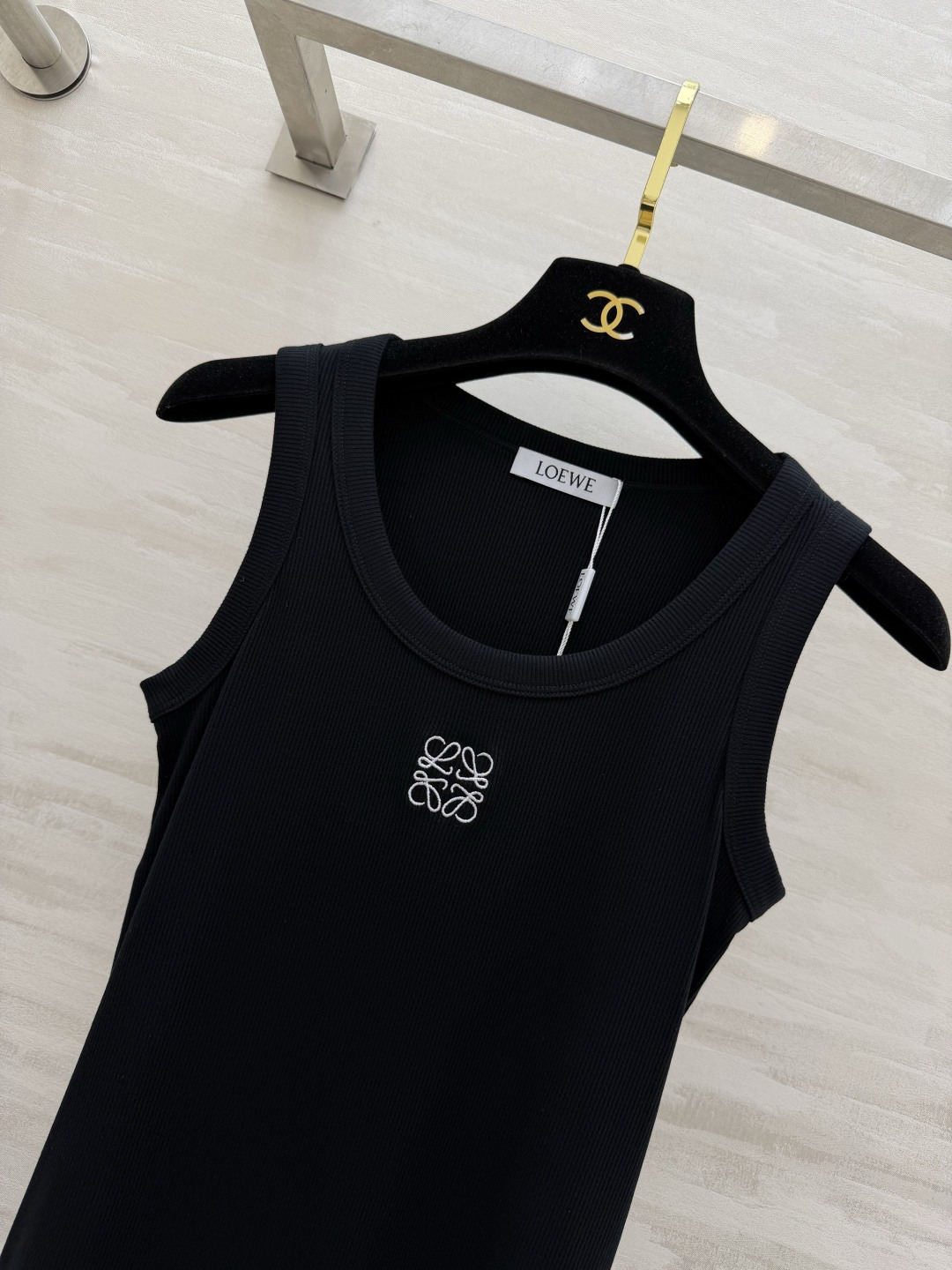 ✨Loew♡²⁶ss刺绣坑条背心 春夏穿搭的万能内搭神器 经典坑条针织面料 弹力拉满 胸口标志性Anag