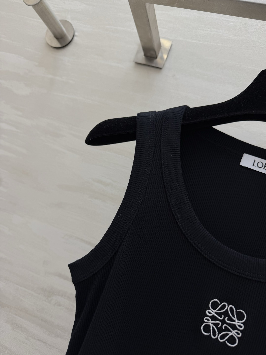 ✨Loew♡²⁶ss刺绣坑条背心 春夏穿搭的万能内搭神器 经典坑条针织面料 弹力拉满 胸口标志性Anag