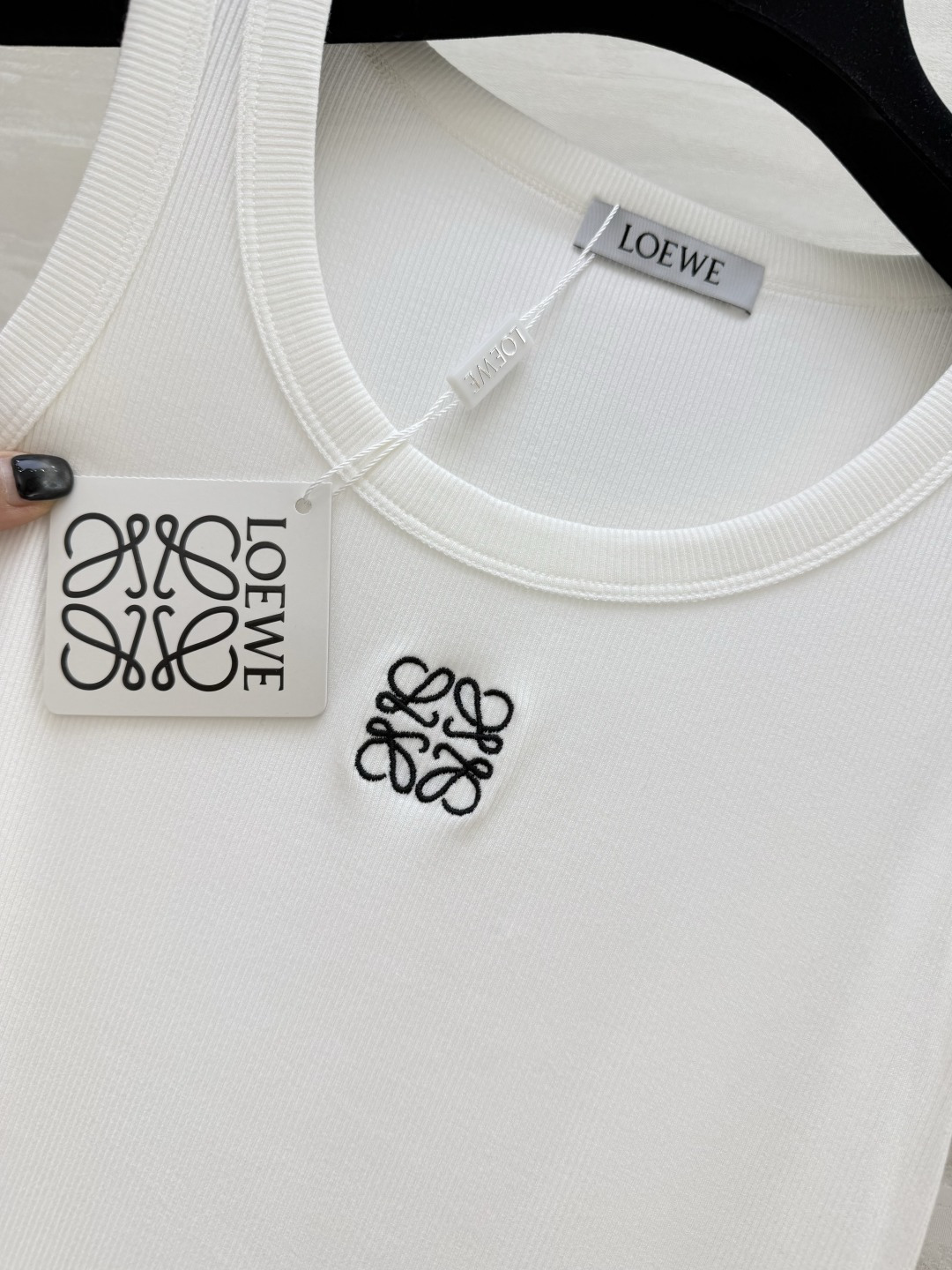 ✨Loew♡²⁶ss刺绣坑条背心 春夏穿搭的万能内搭神器 经典坑条针织面料 弹力拉满 胸口标志性Anag