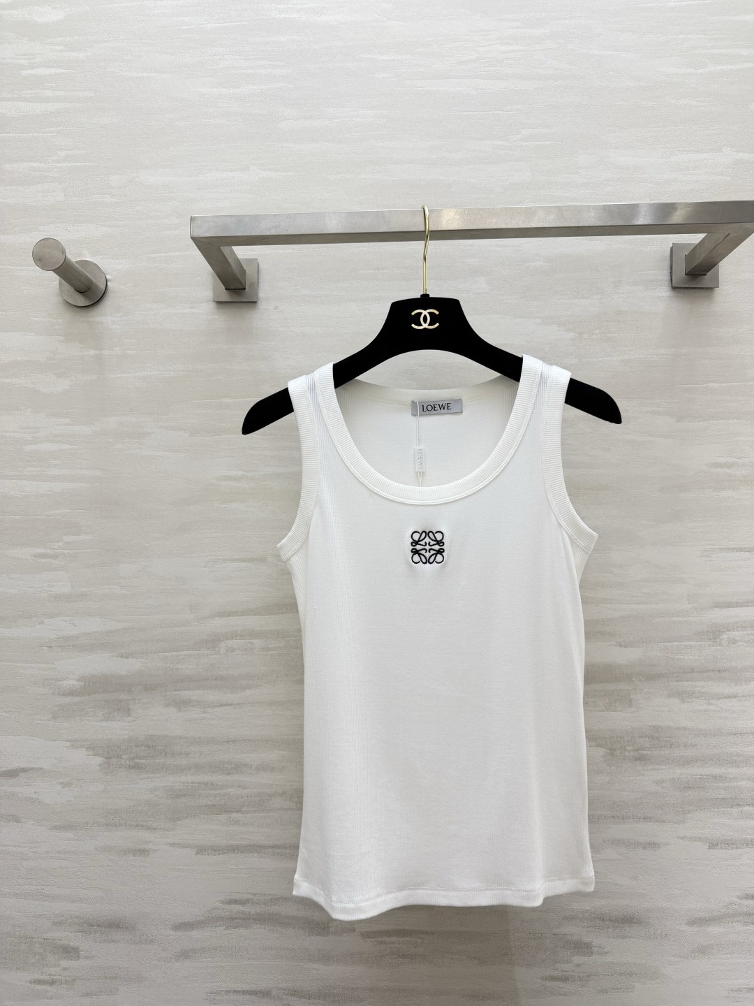 ✨Loew♡²⁶ss刺绣坑条背心 春夏穿搭的万能内搭神器 经典坑条针织面料 弹力拉满 胸口标志性Anag