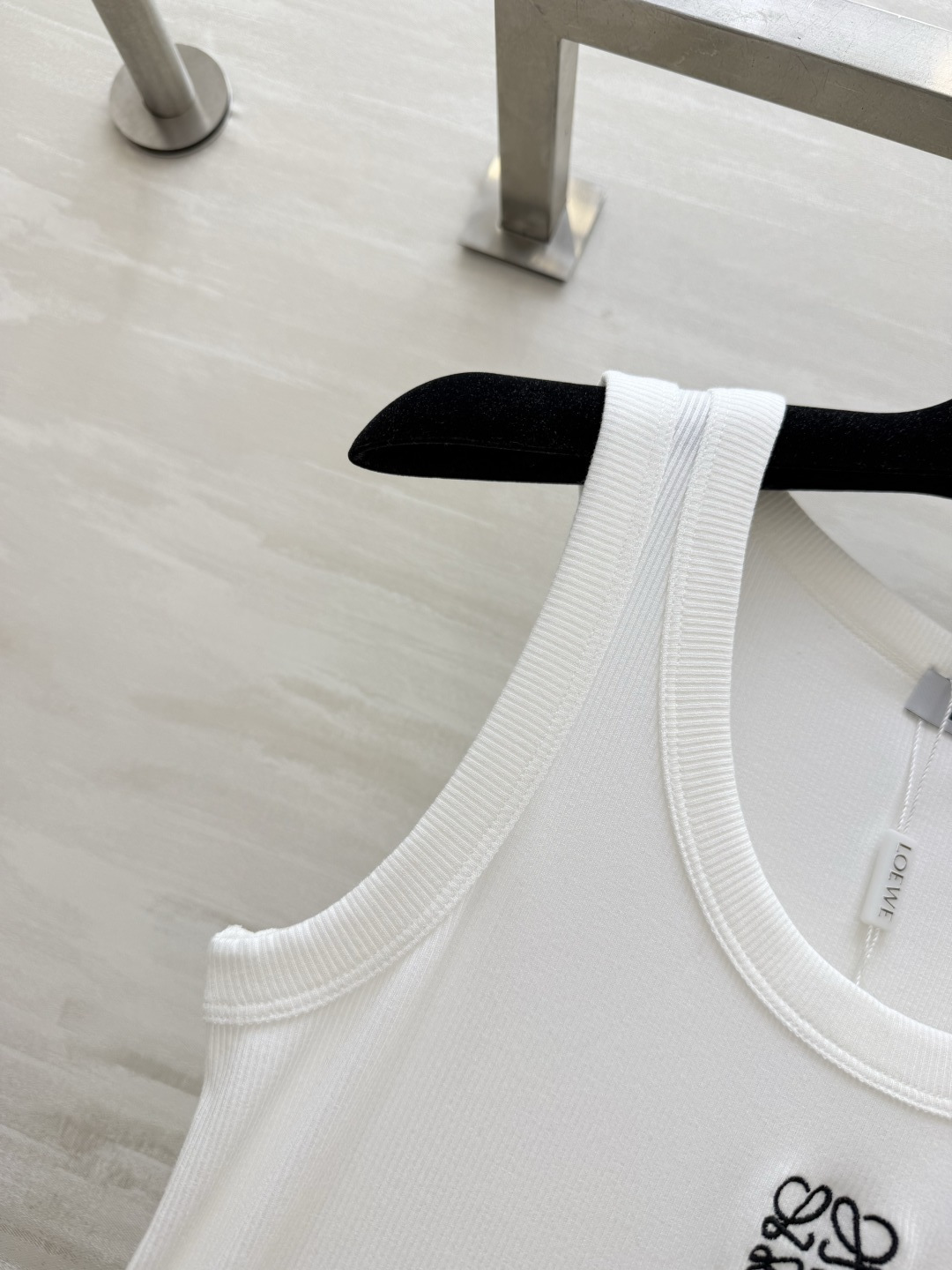 ✨Loew♡²⁶ss刺绣坑条背心 春夏穿搭的万能内搭神器 经典坑条针织面料 弹力拉满 胸口标志性Anag