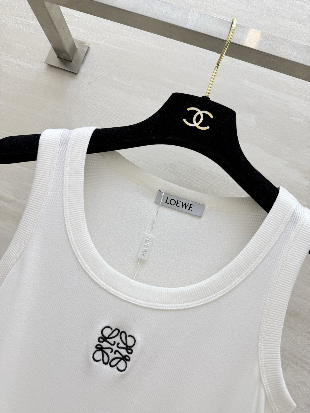 ✨Loew♡²⁶ss刺绣坑条背心 春夏穿搭的万能内搭神器 经典坑条针织面料 弹力拉满 胸口标志性Anag