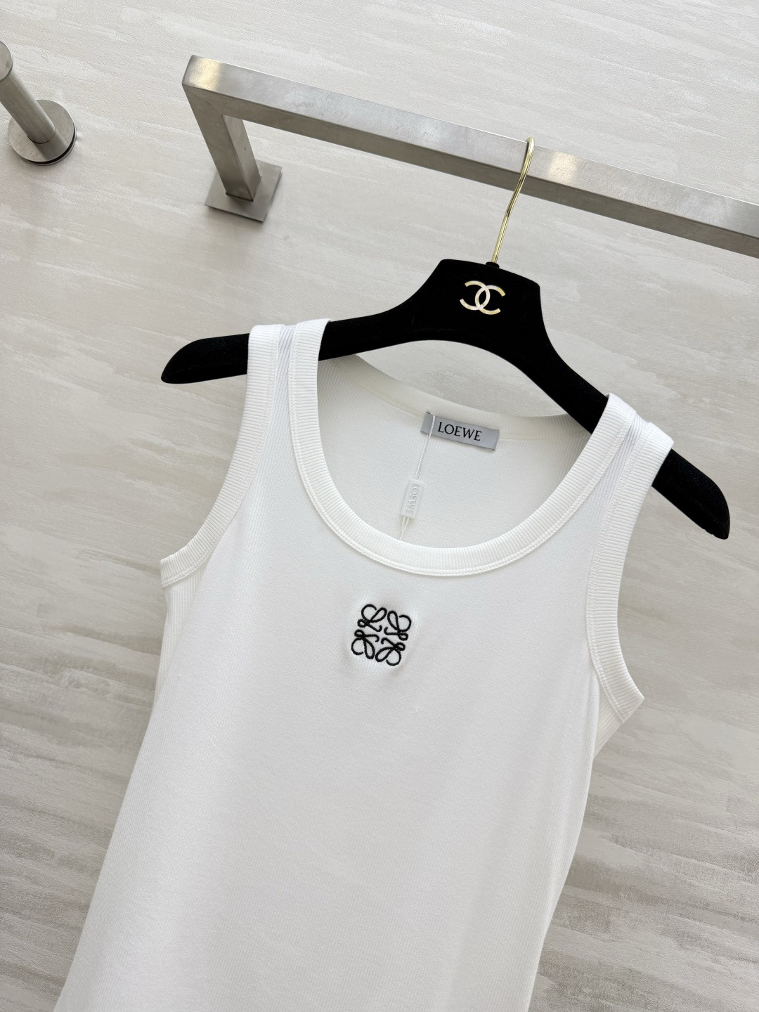 ✨Loew♡²⁶ss刺绣坑条背心 春夏穿搭的万能内搭神器 经典坑条针织面料 弹力拉满 胸口标志性Anag