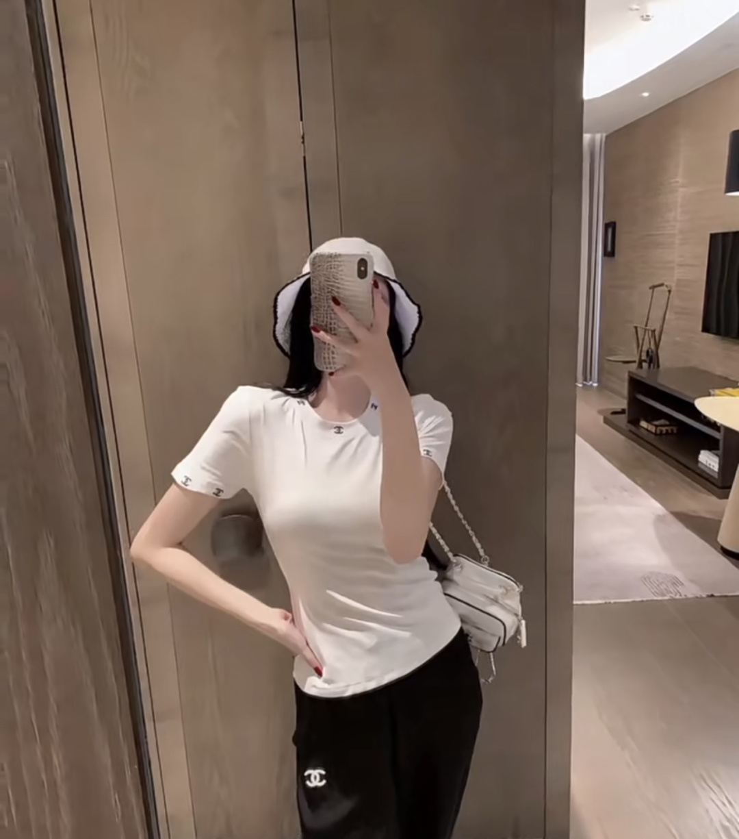 #Chane♡²⁶满印双C刺绣🪡白T ｜衣柜里的永恒经典 这件真的把「低调显贵」四个字焊在身上了✨领口+