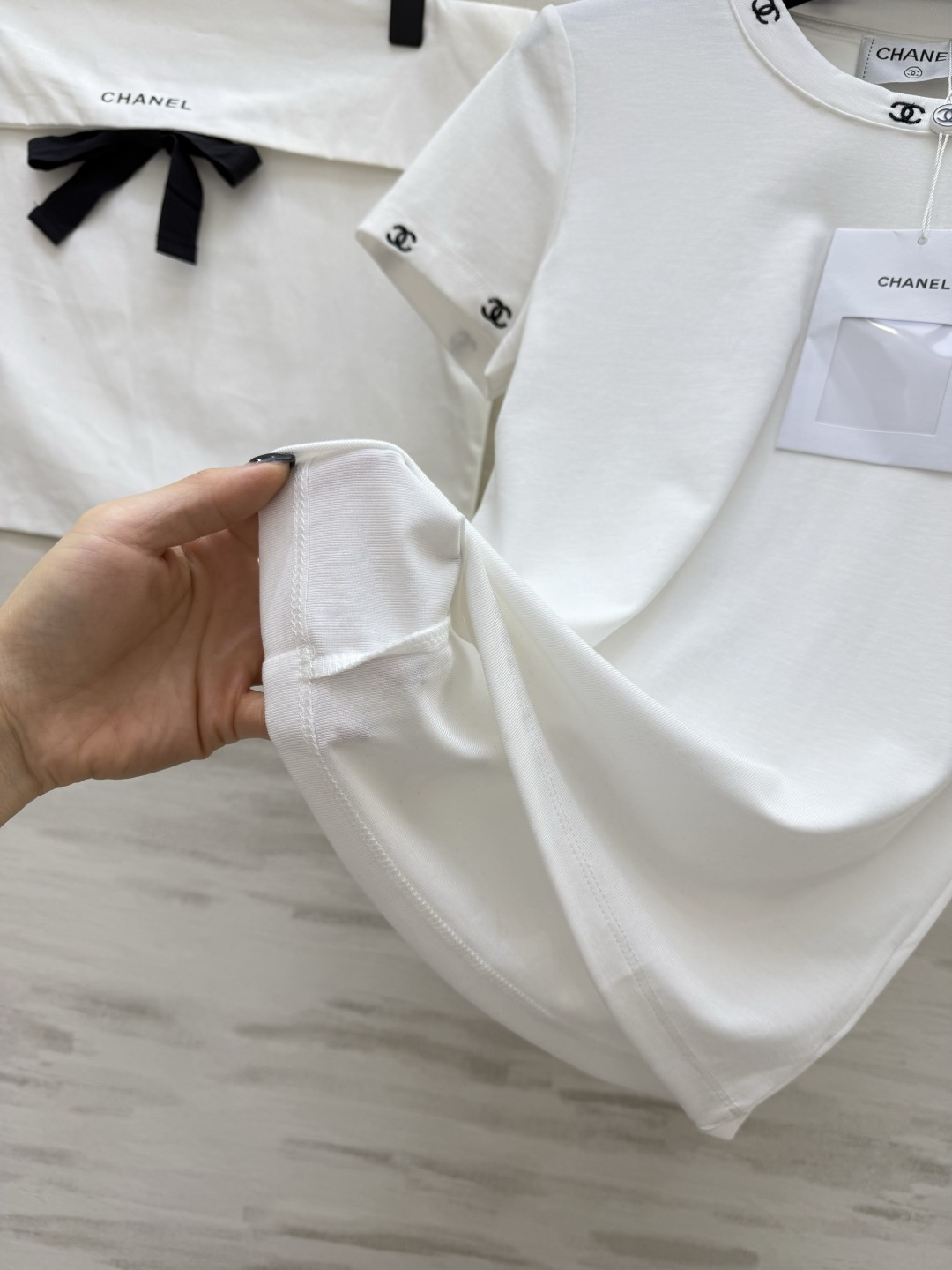 #Chane♡²⁶满印双C刺绣🪡白T ｜衣柜里的永恒经典 这件真的把「低调显贵」四个字焊在身上了✨领口+