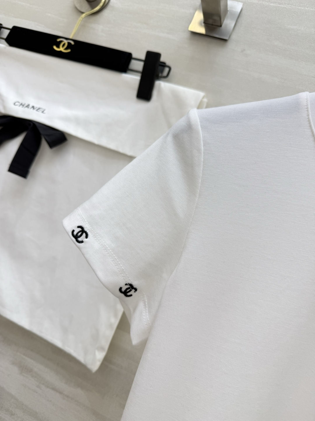 #Chane♡²⁶满印双C刺绣🪡白T ｜衣柜里的永恒经典 这件真的把「低调显贵」四个字焊在身上了✨领口+