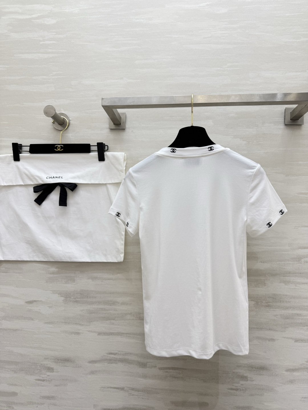 #Chane♡²⁶满印双C刺绣🪡白T ｜衣柜里的永恒经典 这件真的把「低调显贵」四个字焊在身上了✨领口+