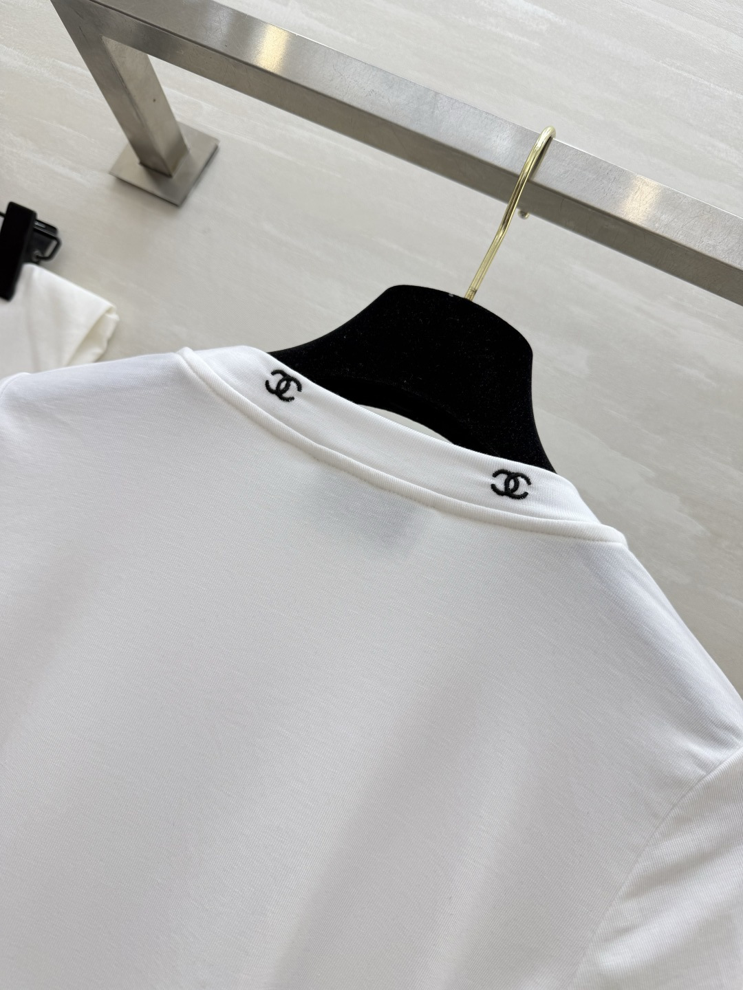 #Chane♡²⁶满印双C刺绣🪡白T ｜衣柜里的永恒经典 这件真的把「低调显贵」四个字焊在身上了✨领口+