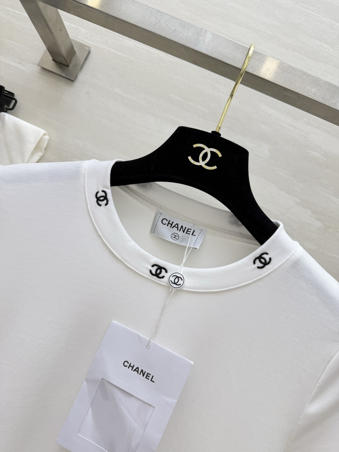 #Chane♡²⁶满印双C刺绣🪡白T ｜衣柜里的永恒经典 这件真的把「低调显贵」四个字焊在身上了✨领口+
