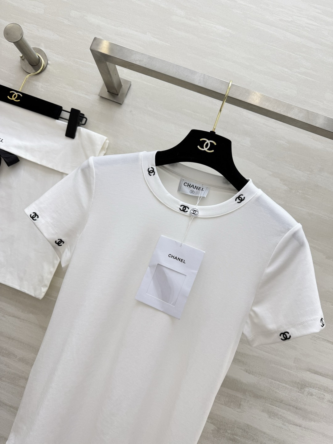 #Chane♡²⁶满印双C刺绣🪡白T ｜衣柜里的永恒经典 这件真的把「低调显贵」四个字焊在身上了✨领口+