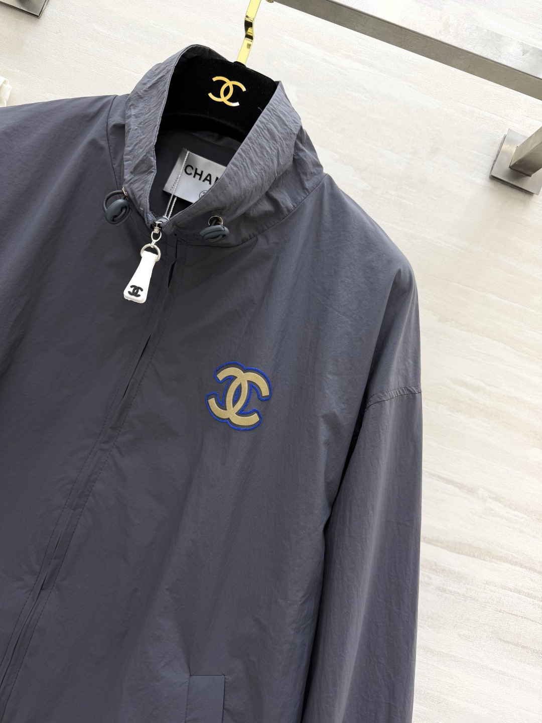 #Chane♡²⁶ss防晒冲锋衣 经典立领 宽松落肩版型 胸口金色双C刺绣低调显贵 logo字母植绒印花
