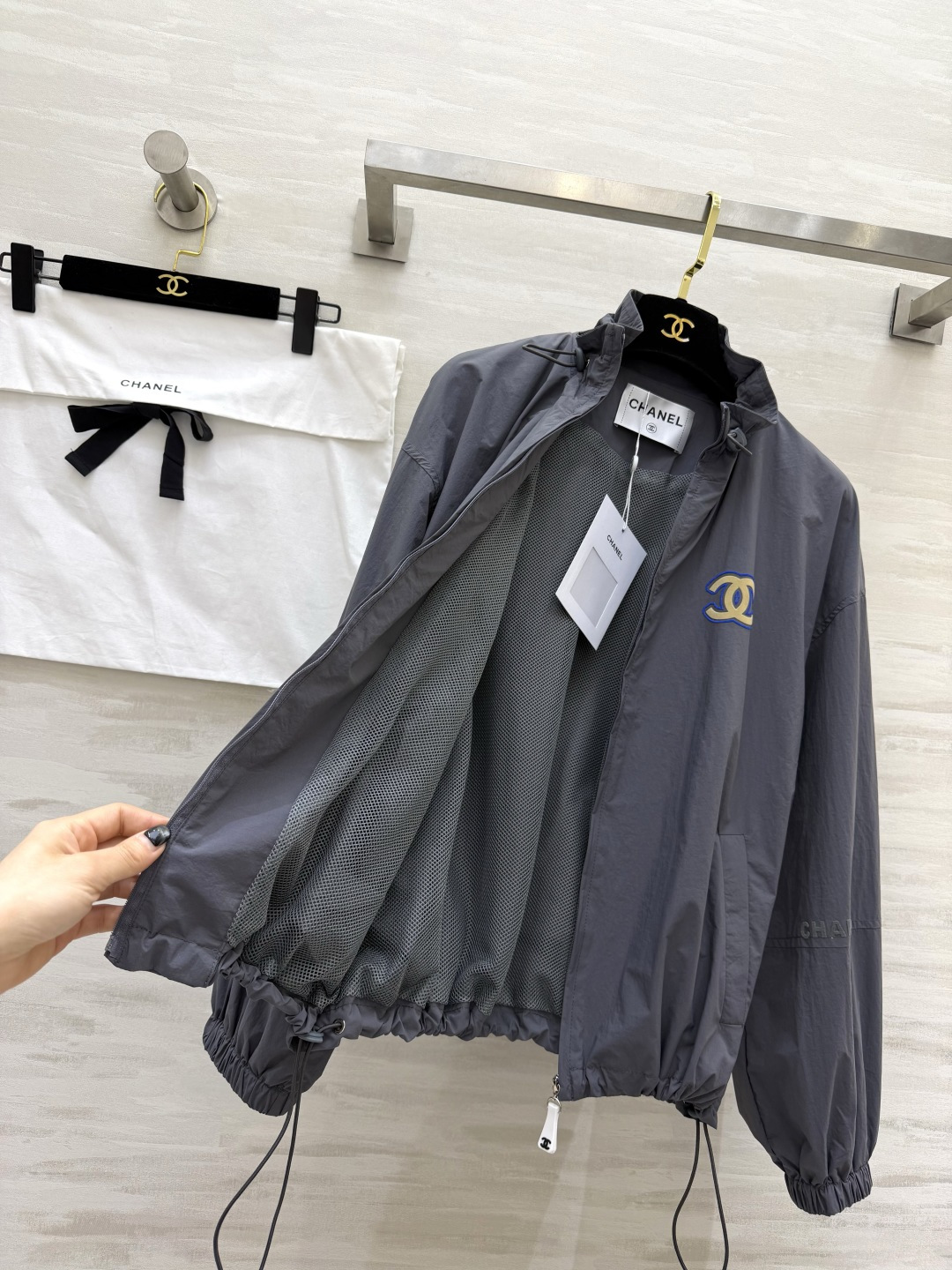 #Chane♡²⁶ss防晒冲锋衣 经典立领 宽松落肩版型 胸口金色双C刺绣低调显贵 logo字母植绒印花