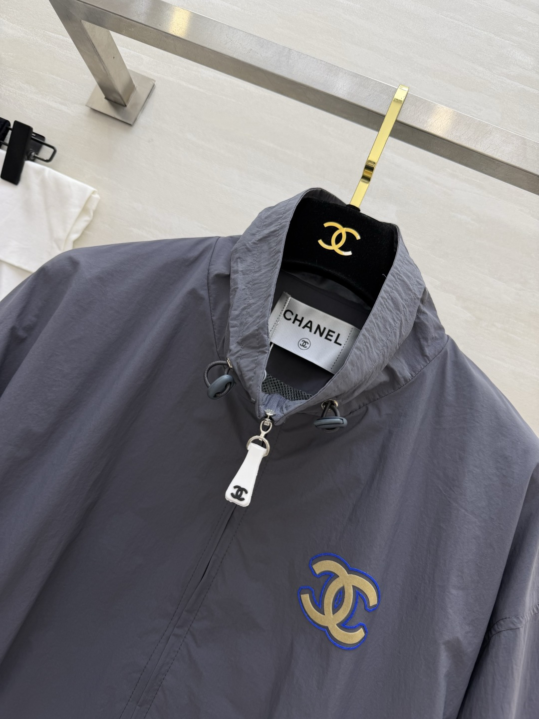 #Chane♡²⁶ss防晒冲锋衣 经典立领 宽松落肩版型 胸口金色双C刺绣低调显贵 logo字母植绒印花