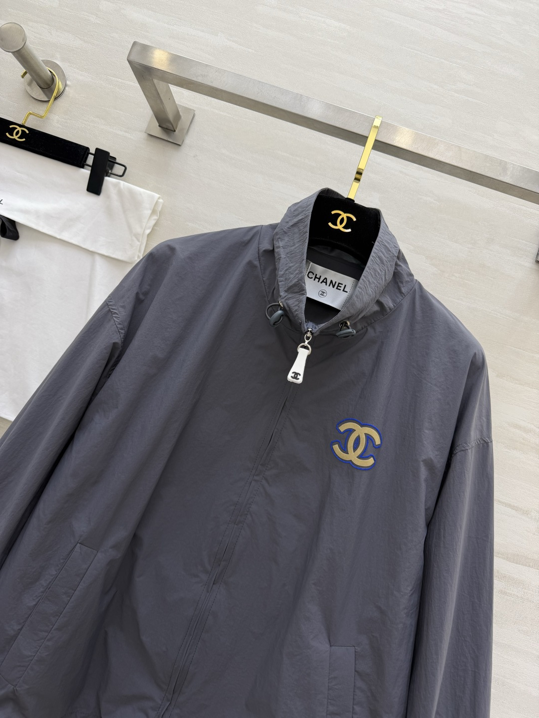 #Chane♡²⁶ss防晒冲锋衣 经典立领 宽松落肩版型 胸口金色双C刺绣低调显贵 logo字母植绒印花