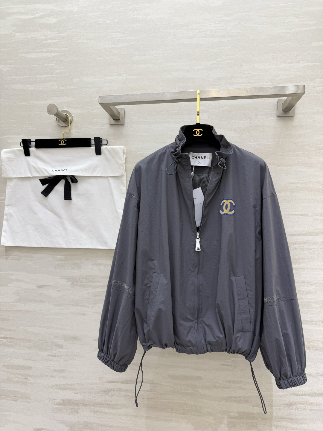 #Chane♡²⁶ss防晒冲锋衣 经典立领 宽松落肩版型 胸口金色双C刺绣低调显贵 logo字母植绒印花