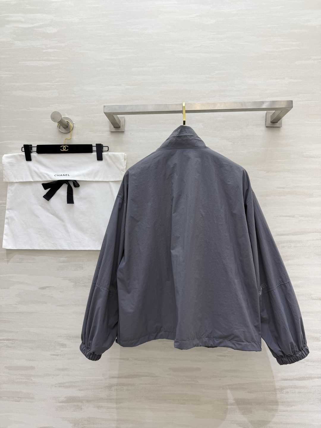 #Chane♡²⁶ss防晒冲锋衣 经典立领 宽松落肩版型 胸口金色双C刺绣低调显贵 logo字母植绒印花