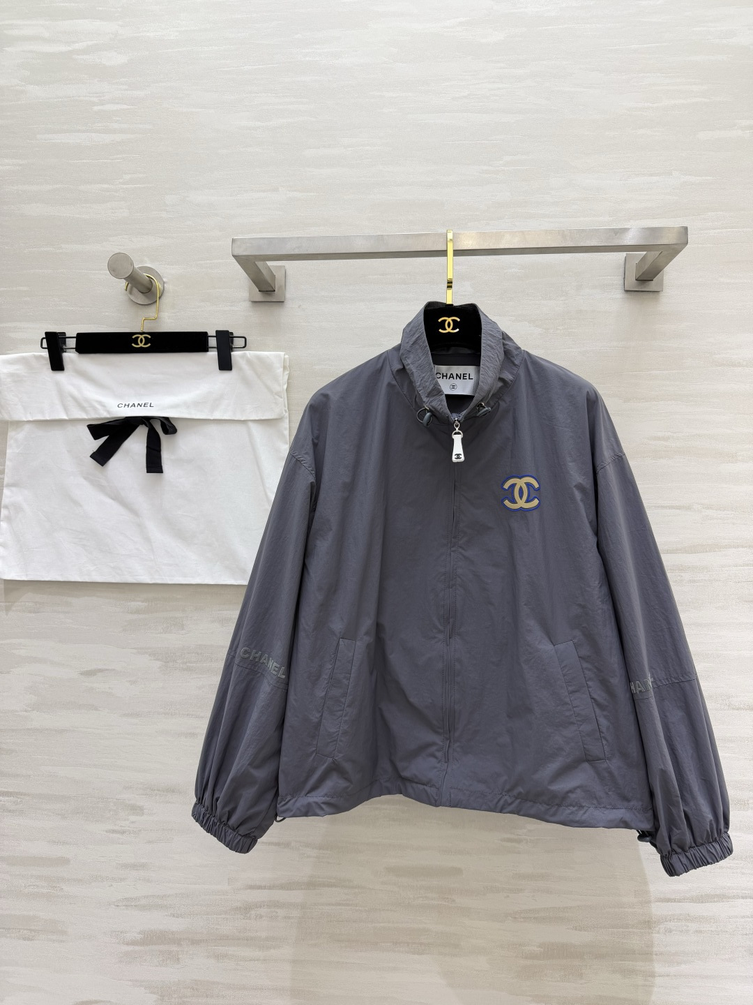 #Chane♡²⁶ss防晒冲锋衣 经典立领 宽松落肩版型 胸口金色双C刺绣低调显贵 logo字母植绒印花