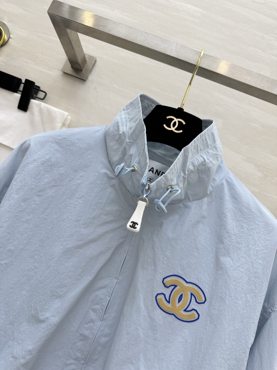 #Chane♡²⁶ss防晒冲锋衣 经典立领 宽松落肩版型 胸口金色双C刺绣低调显贵 logo字母植绒印花
