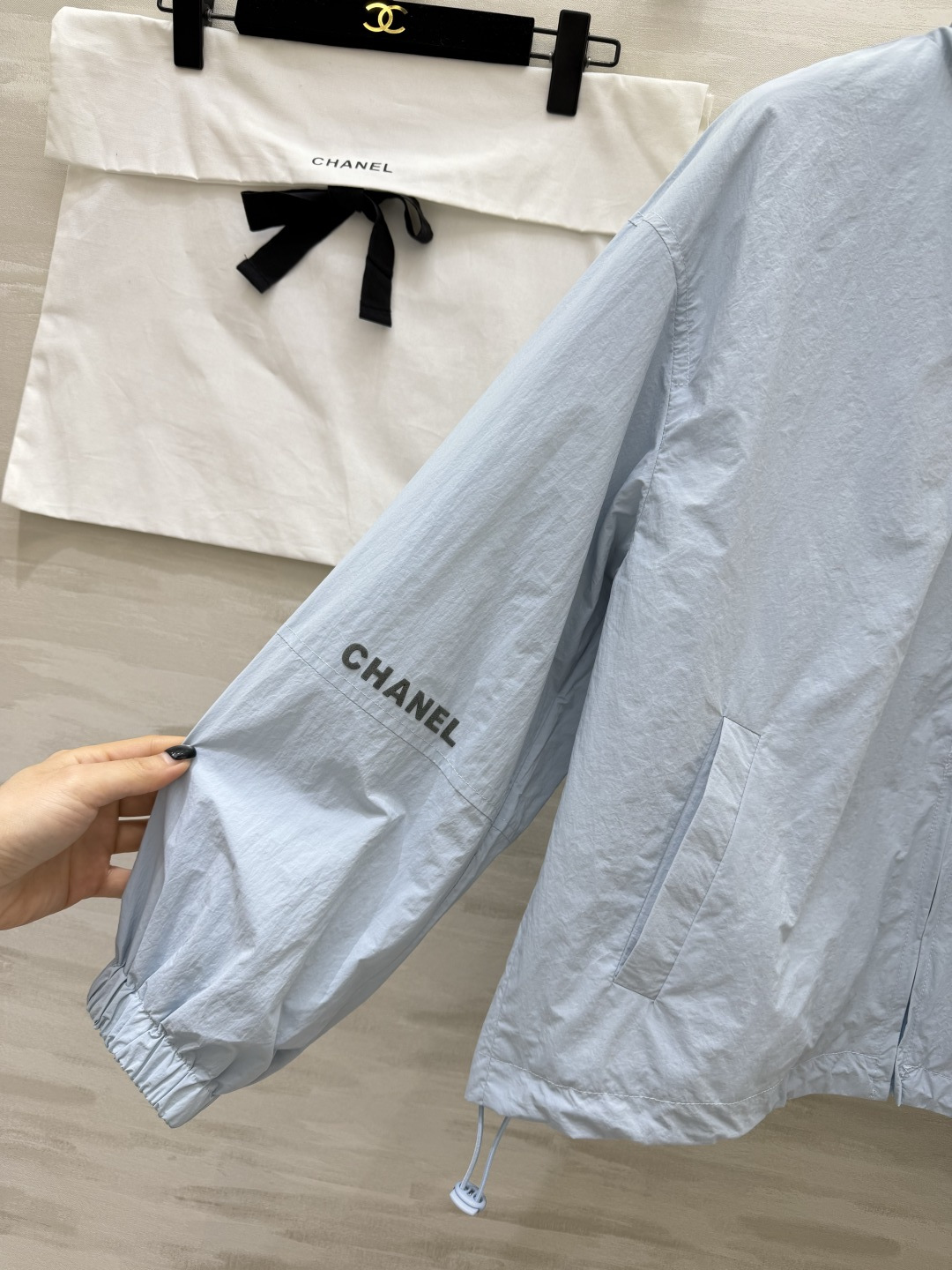 #Chane♡²⁶ss防晒冲锋衣 经典立领 宽松落肩版型 胸口金色双C刺绣低调显贵 logo字母植绒印花
