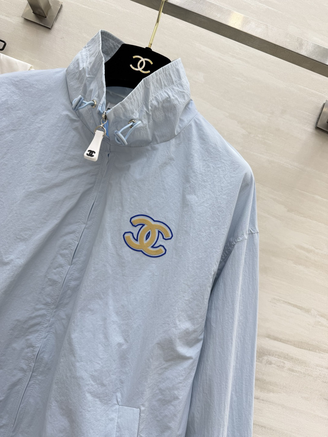#Chane♡²⁶ss防晒冲锋衣 经典立领 宽松落肩版型 胸口金色双C刺绣低调显贵 logo字母植绒印花